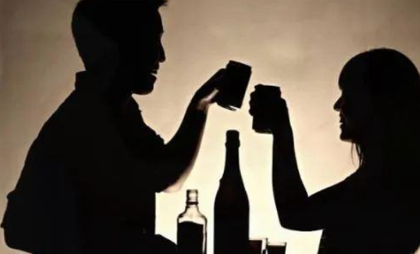 醉酒后強行與他人發生性關系，如何定罪?