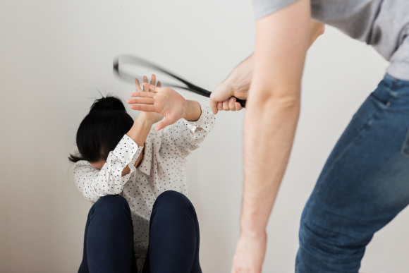 【以案釋法】女子遭入室搶劫身中十多刀裝死逃生，搶劫男子面臨的法律責任