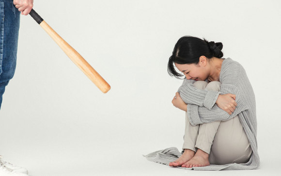 20歲女子在公廁被毆打致輕傷二級，19歲嫌疑人的犯罪動機是什么？