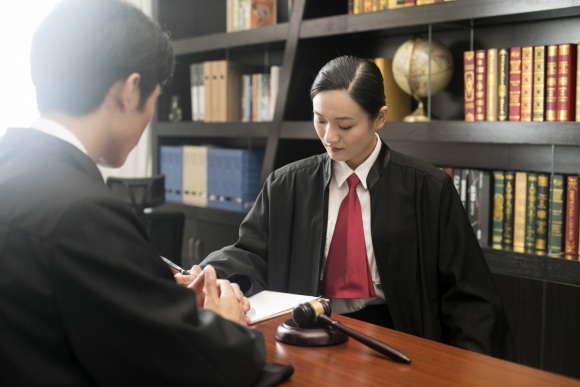 刑事律師庭審發(fā)問及質(zhì)證的技巧